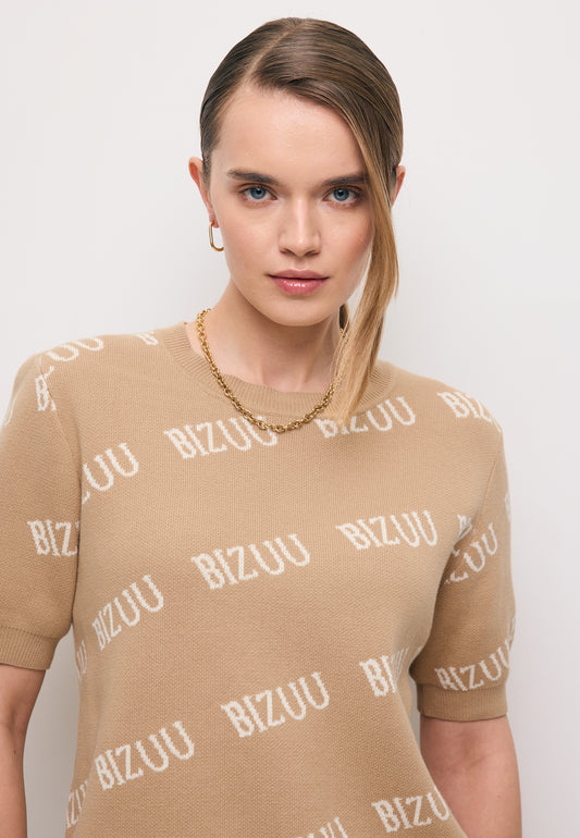 Zbliżenie na modelkę w beżowym sweterku z krótkim rękawem AYLE.