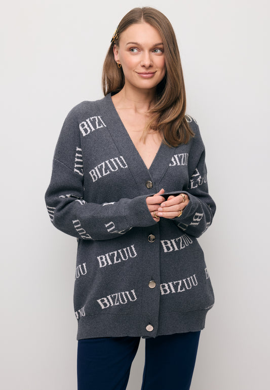 Zbliżenie na modelkę w szarym kardiganie KYLE.
