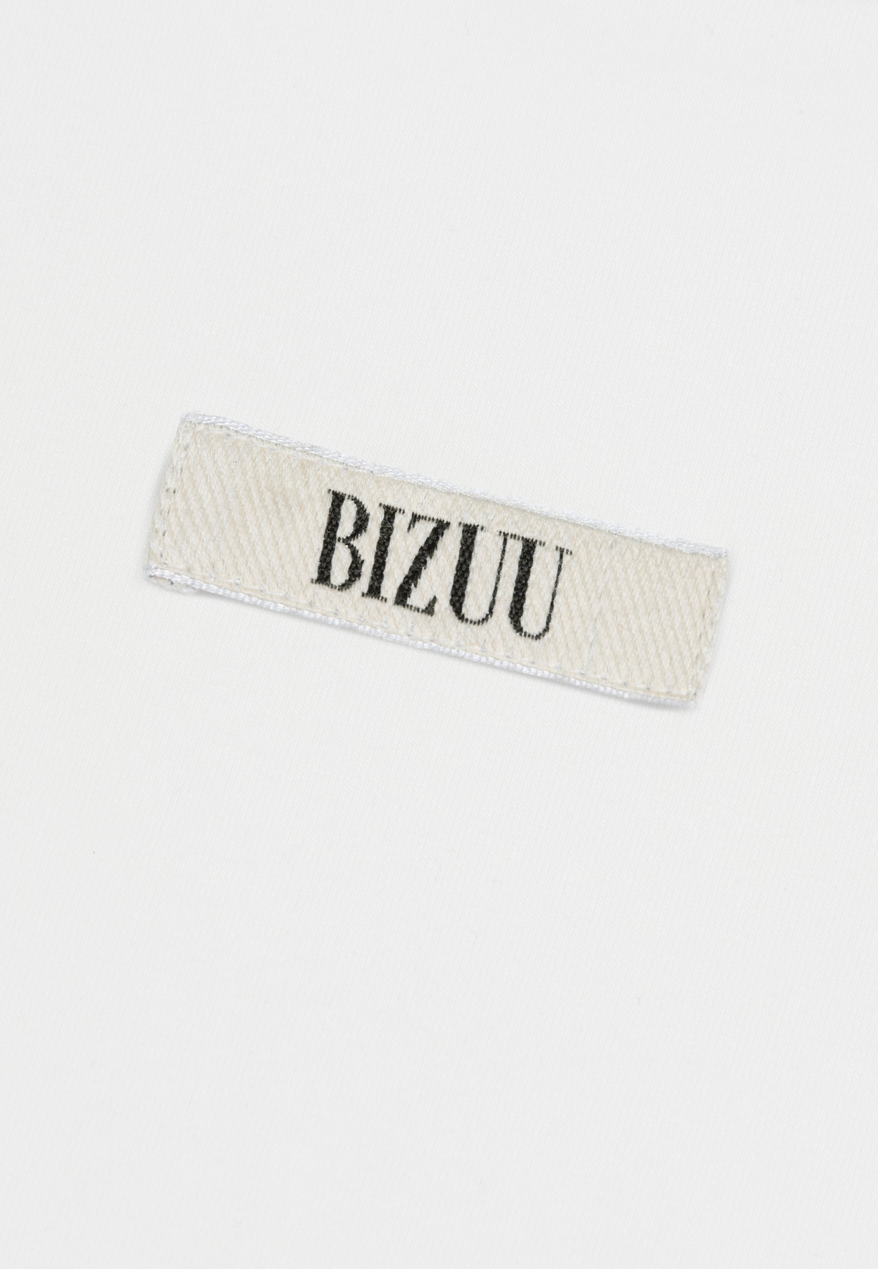 Zbliżenie na logo Bizuu na przodzie kremowego T-shirtu TISHALLE.