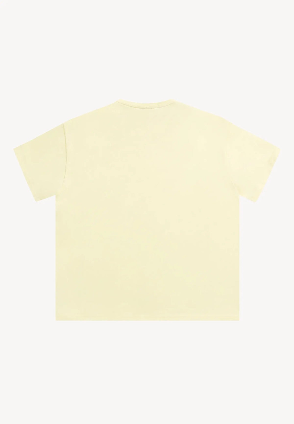 Zbliżenie na metkę z logo umieszczoną na przodzie żółtego T-shirtu TISHALLE.