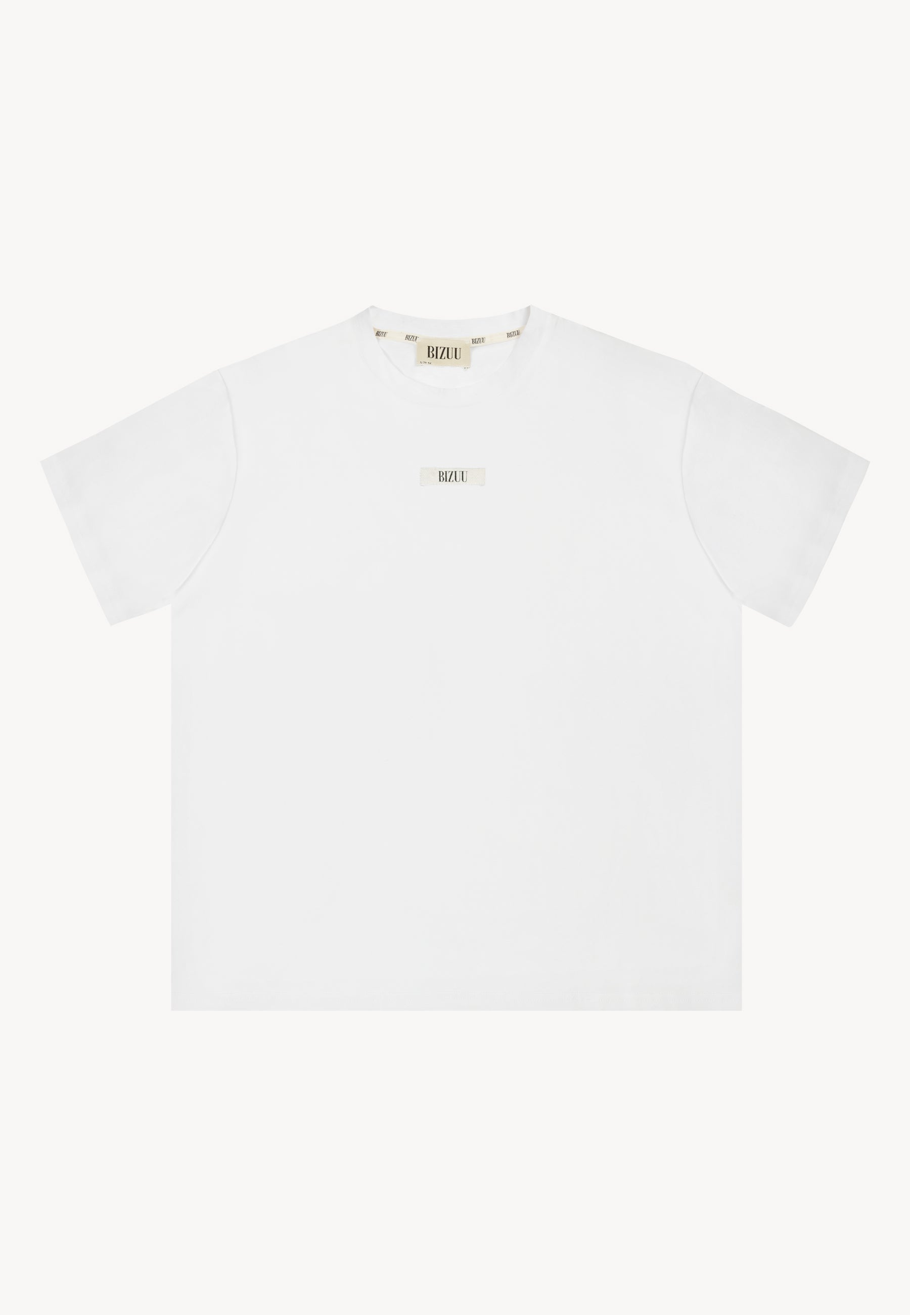 Przód kremowego T-shirtu z logo Bizuu na przodzie TISHALLE.