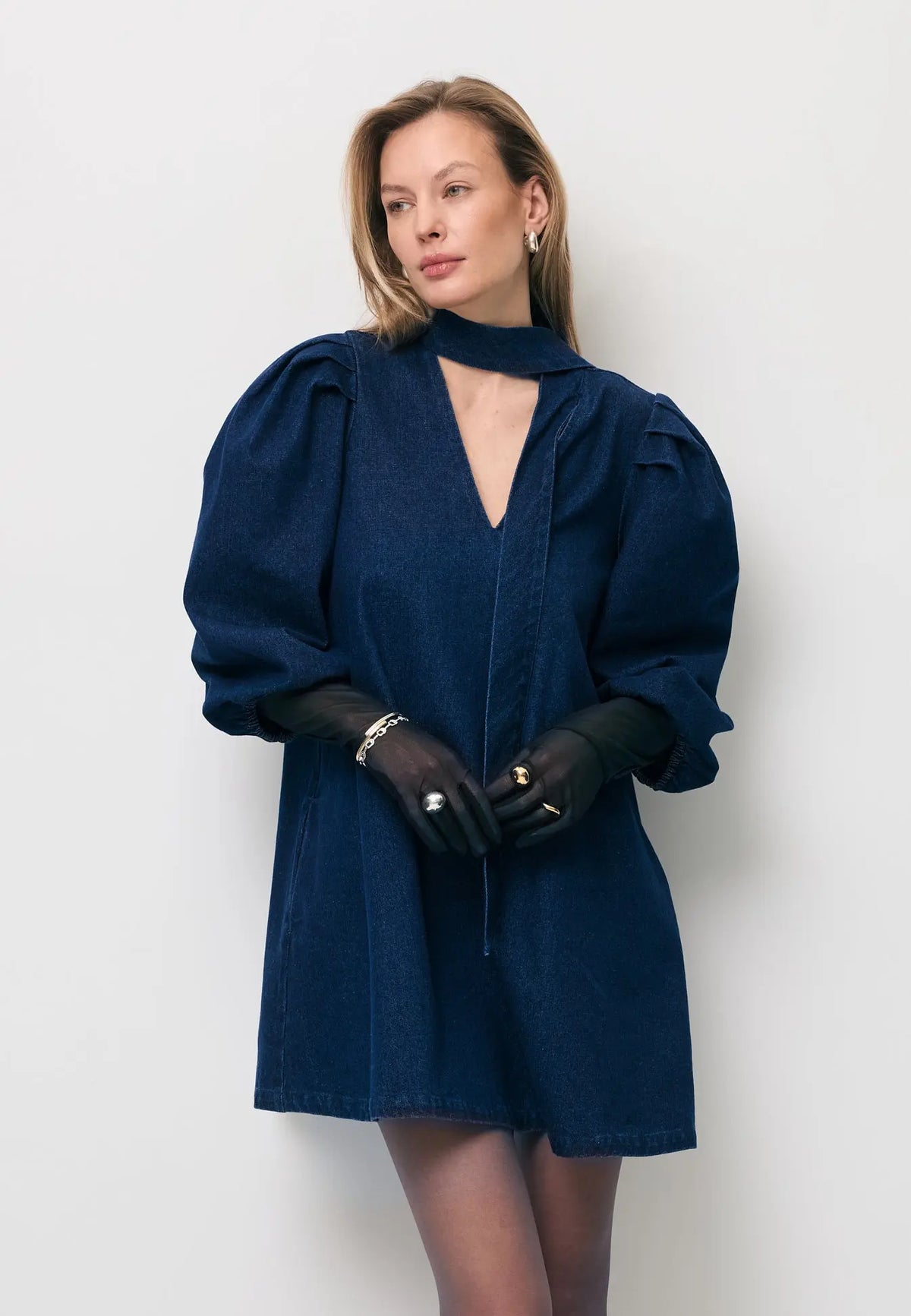 Zbliżenie na modelkę ubraną elegancko w jeansową sukienkę mini ADRY.