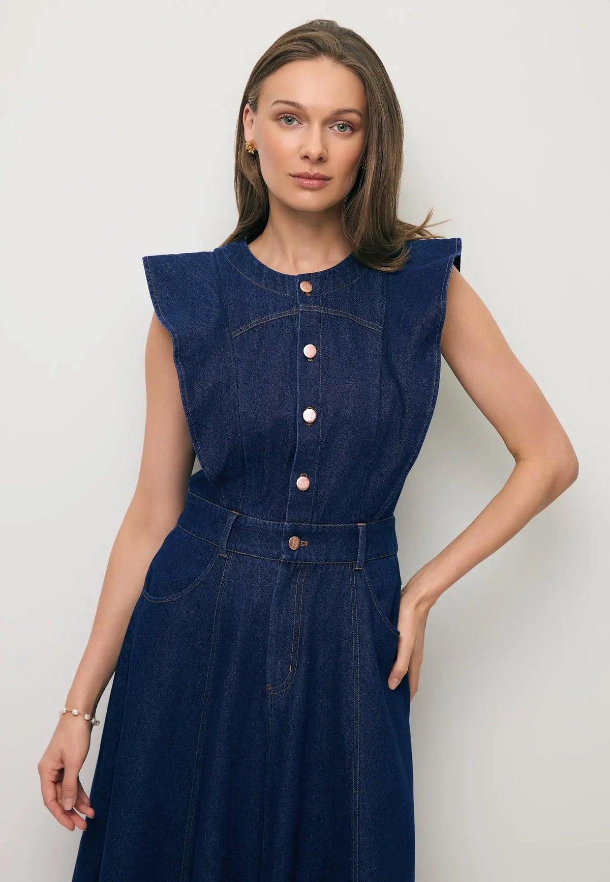 Modelka ubrana w jeansową sukienkę bez rękawów AIDEN.