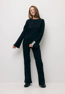 Czarny longsleeve z rozszerzonym rękawem BELUNNA