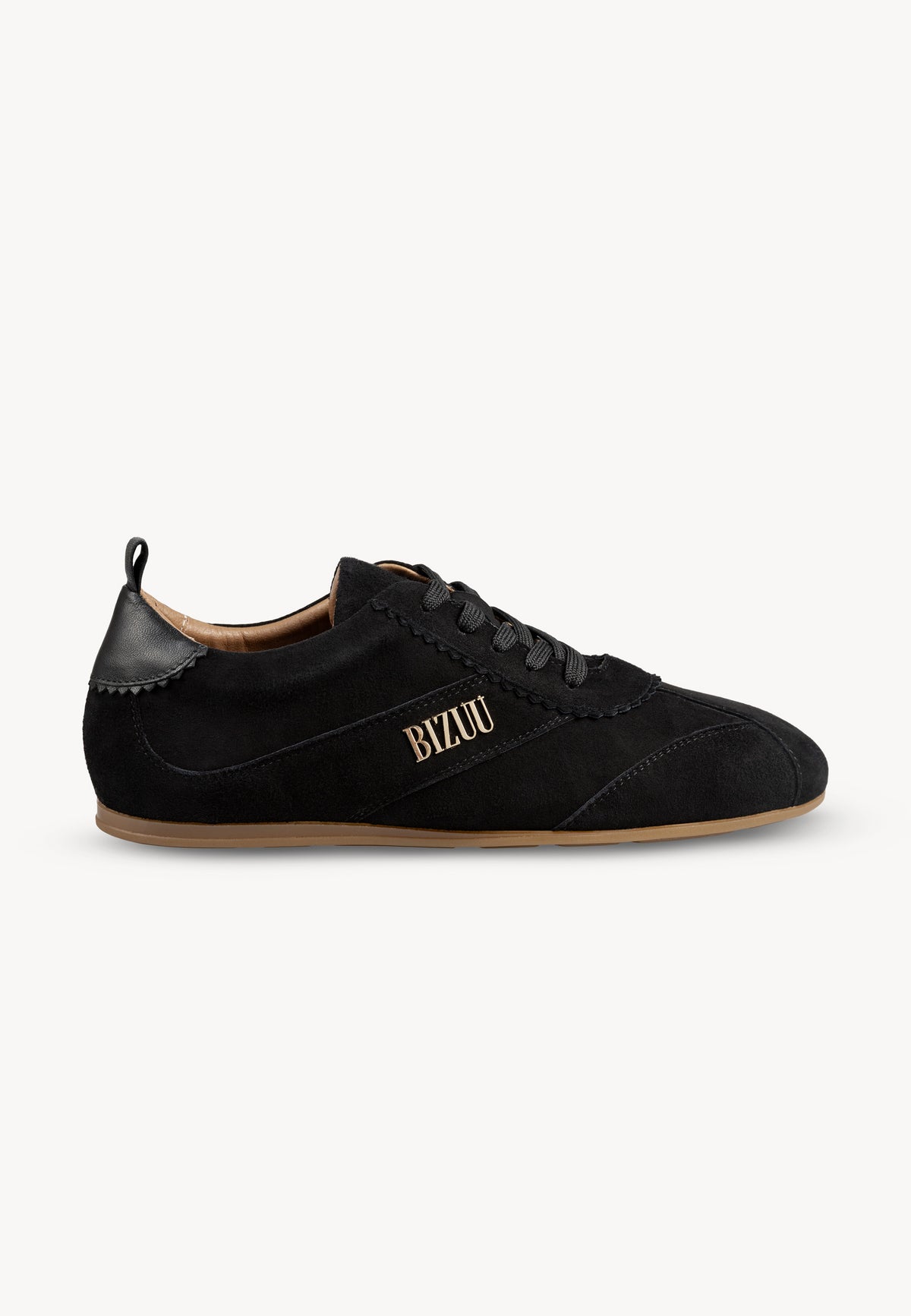 Czarny sneakers LEOLA stojący bokiem, na wierzchniej stronie złote logo Bizuu.