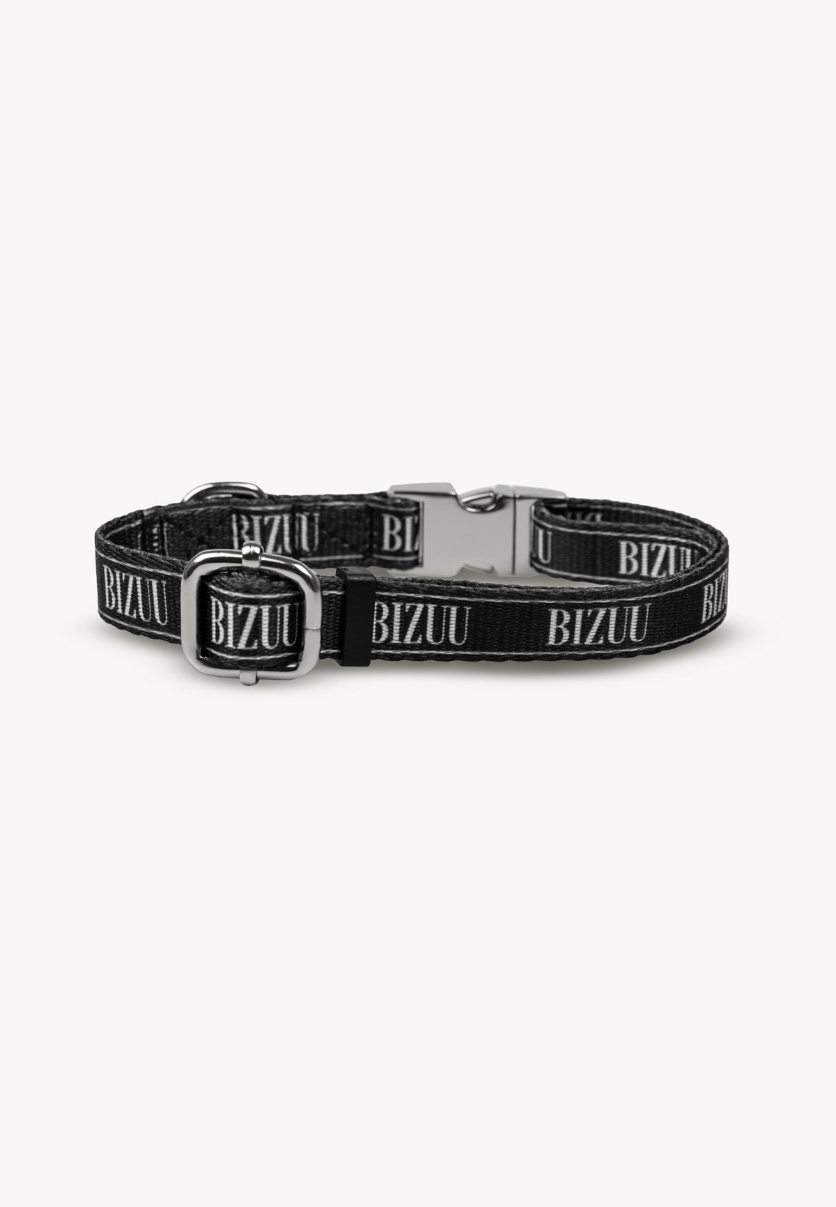 Mała, czarna obroża w białe logo Bizuu na białym tle, pokazana możliwość regulacji.
