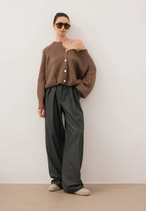 Brązowy sweter z logowanymi guzikami ORNAMY