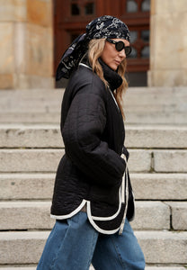 Czarna pikowana kurtka oversize THULIN