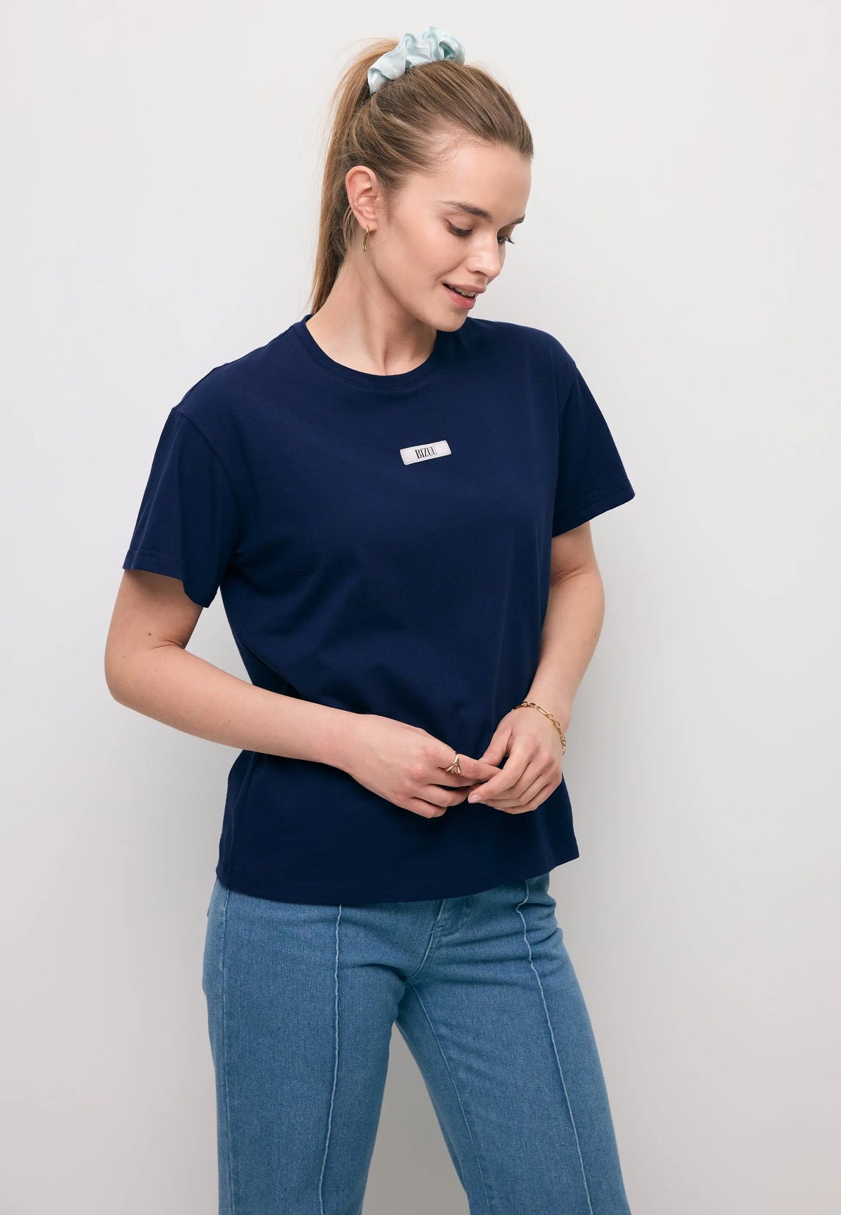 Modelka z rękoma z przodu ubrana w granatowy T-shirt TISHALLE.