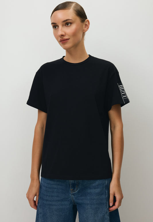 Czarny t-shirt z logo na rękawie TISHAM
