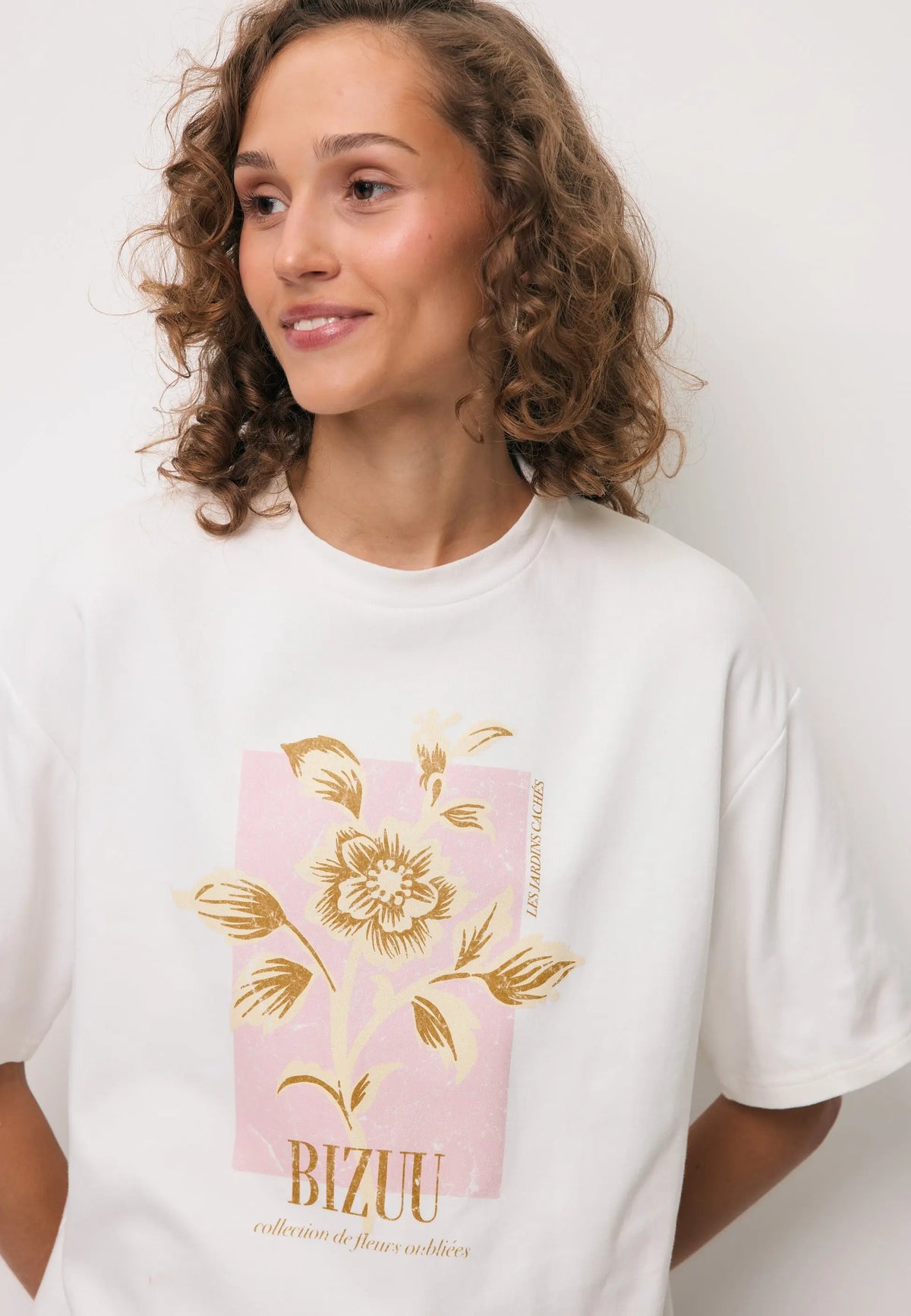 Zbliżenie na grafikę na T-shircie kremowym VIORA.